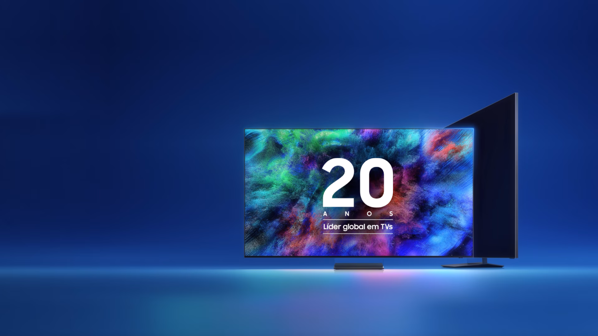 Duas TVs estão dispostas de forma a formar o número 1. Na tela da TV, um emblema destaca os 20 anos como líder global no setor de televisores.